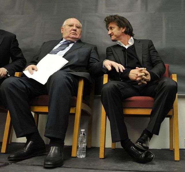 Dziwna fryzura Seana Penna na spotkaniu z Gorbaczowem (FOTO)