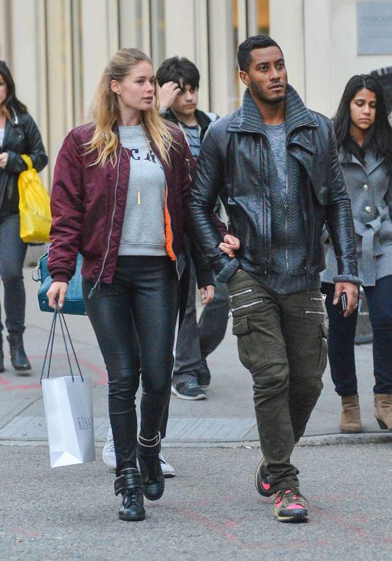 Naturalna Doutzen Kroes z mężem na zakupach (FOTO)