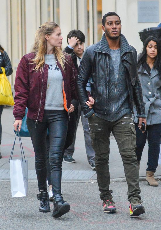 Naturalna Doutzen Kroes z mężem na zakupach (FOTO)