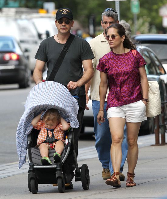 Czyim synem jest ten pocieszny maluch? (VIDEO)