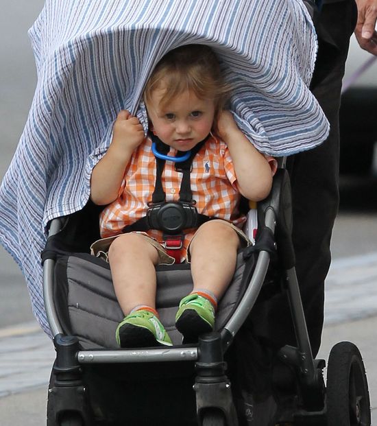 Czyim synem jest ten pocieszny maluch? (VIDEO)