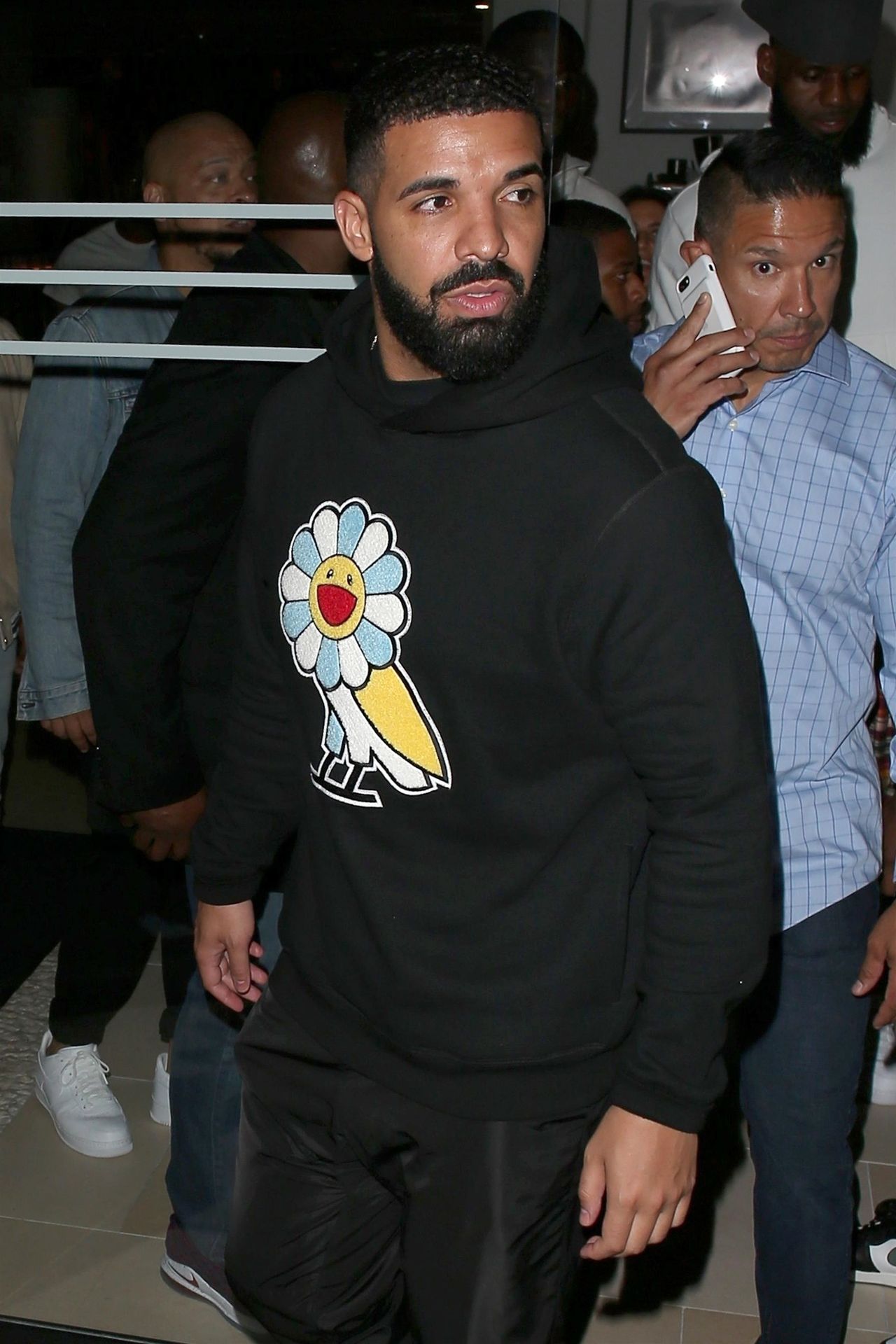 Drake w ogniu krytyki za całowanie 17-latki na swoim koncercie (VIDEO)