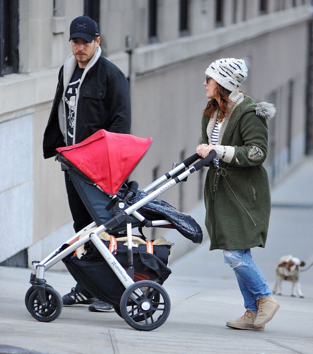 Drew Barrymore na spacerze z mężem i córeczką Olive (FOTO)