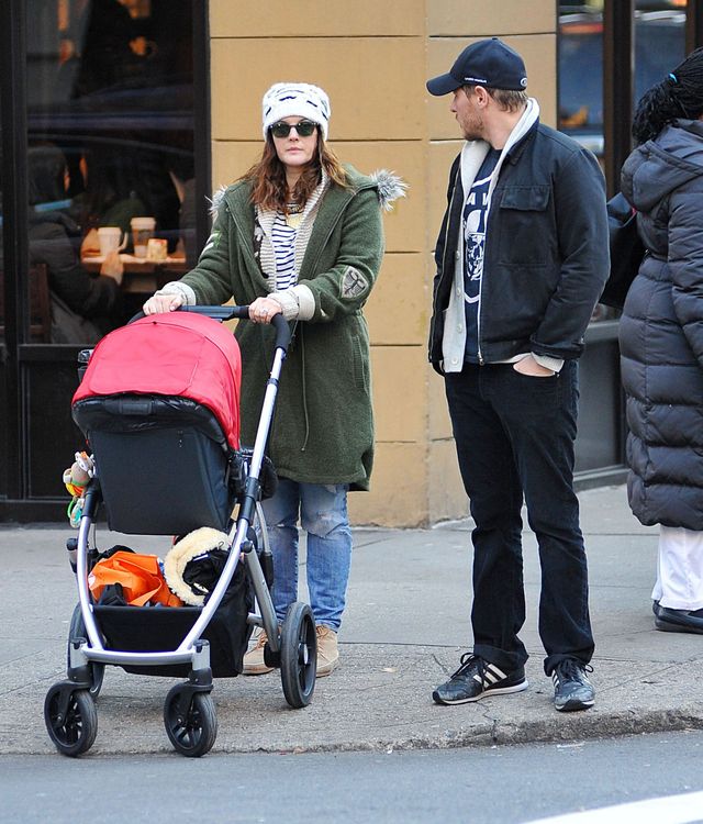 Drew Barrymore na spacerze z mężem i córeczką Olive (FOTO)