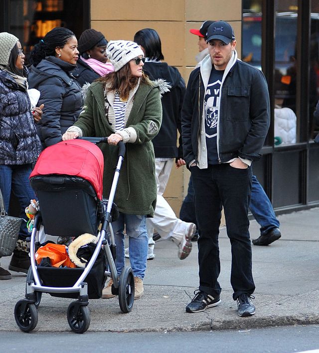 Drew Barrymore na spacerze z mężem i córeczką Olive (FOTO)