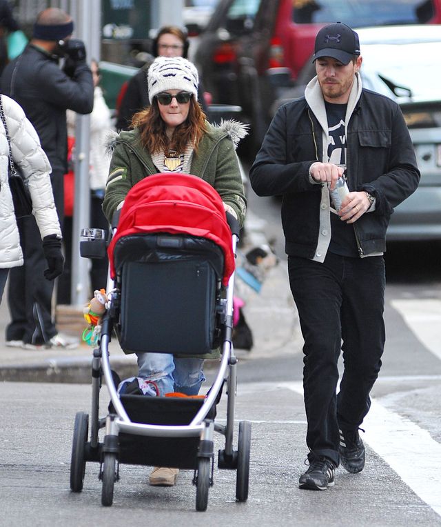 Drew Barrymore na spacerze z mężem i córeczką Olive (FOTO)