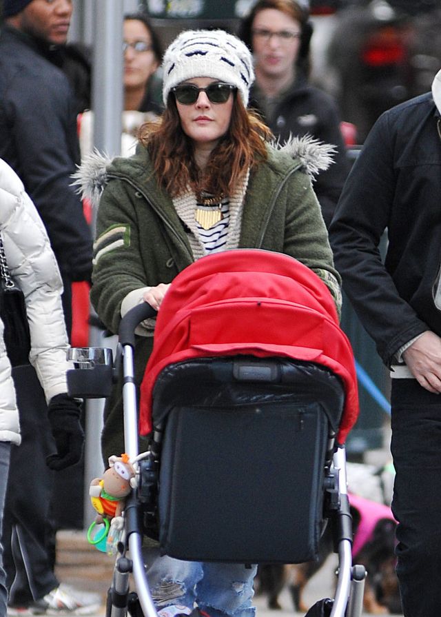 Drew Barrymore na spacerze z mężem i córeczką Olive (FOTO)