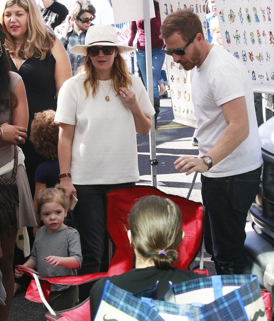 Drew Barrymore tyje w oczach (FOTO) Drew Barrymore tyje w oczach (FOTO)