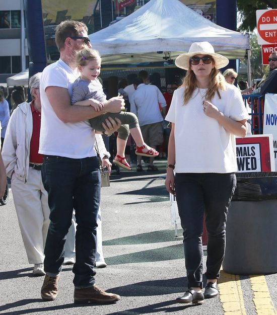 Drew Barrymore tyje w oczach (FOTO) Drew Barrymore tyje w oczach (FOTO)