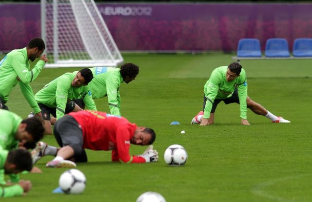 Christiano Ronaldo gwiazdorzy nawet na boisku (FOTO) Christiano Ronaldo gwiazdorzy nawet na boisku (FOTO)