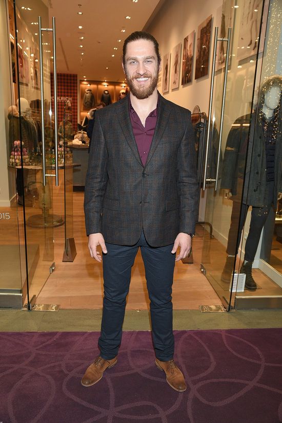 Rafał Maślak i Kamil Pawelski napinają klaty w stosach ubrań