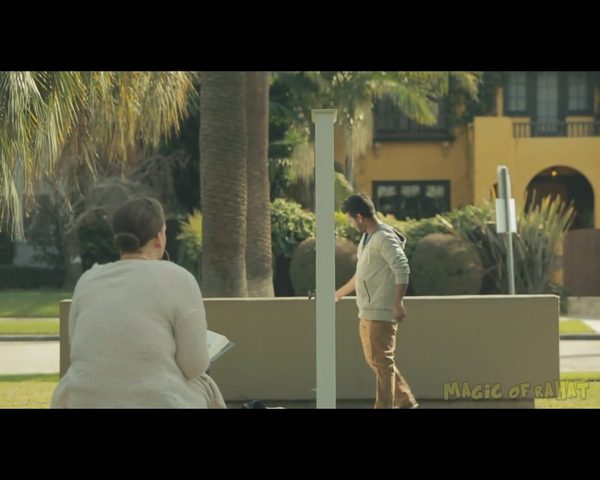 To jest wkręt! Wchodzi przez drzwi i... ZNIKA [VIDEO]