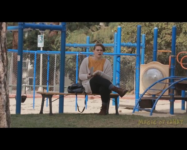 To jest wkręt! Wchodzi przez drzwi i... ZNIKA [VIDEO]