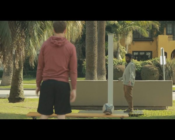 To jest wkręt! Wchodzi przez drzwi i... ZNIKA [VIDEO]