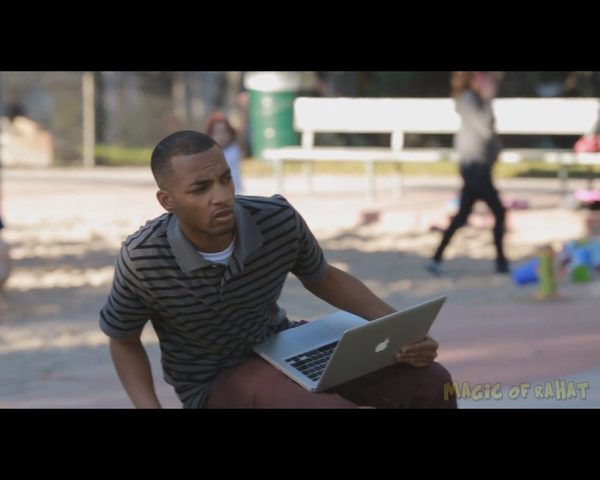 To jest wkręt! Wchodzi przez drzwi i... ZNIKA [VIDEO]