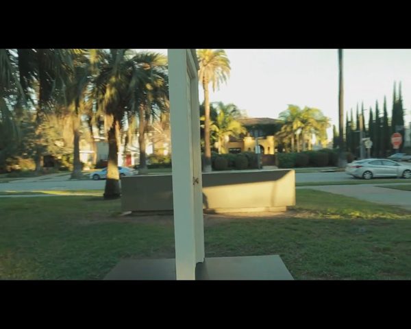 To jest wkręt! Wchodzi przez drzwi i... ZNIKA [VIDEO]