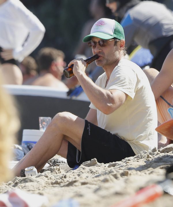 Poznajecie tę przystojną panią? O szok. To David Duchovny! 