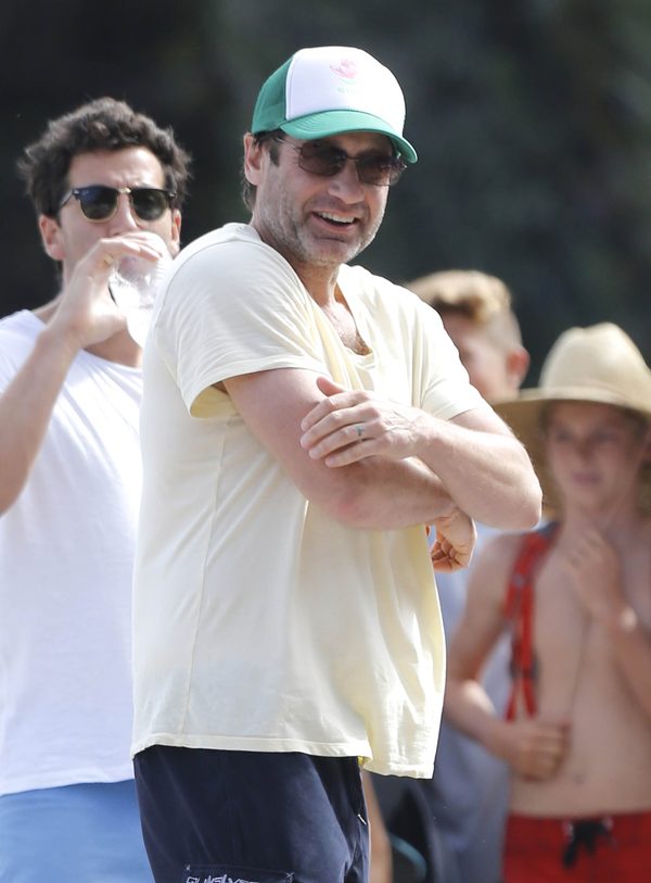 Poznajecie tę przystojną panią? O szok. To David Duchovny! 