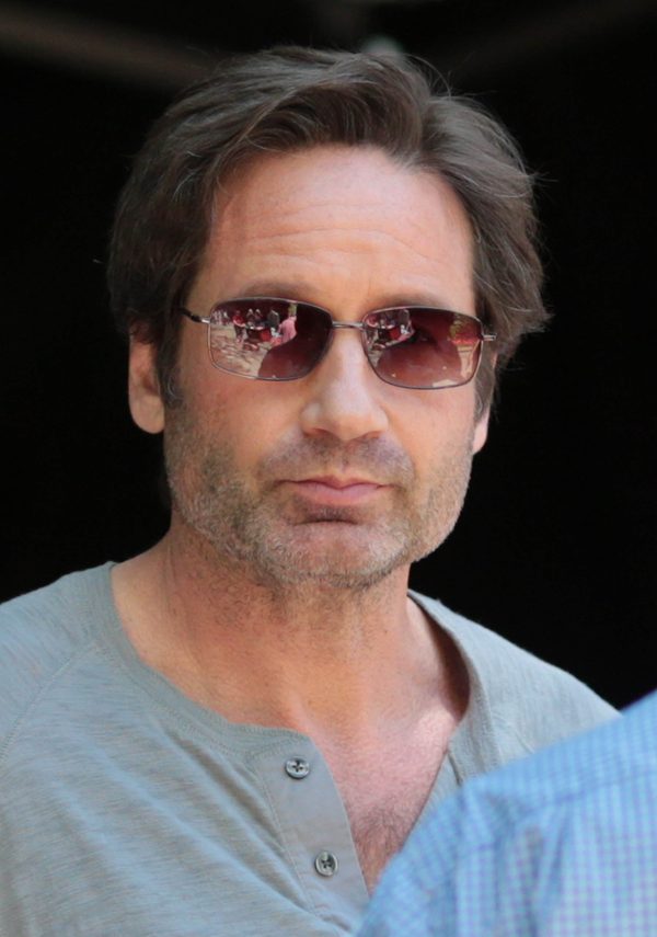 Poznajecie tę przystojną panią? O szok. To David Duchovny! 