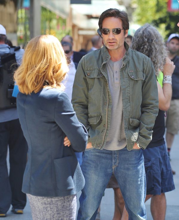 Poznajecie tę przystojną panią? O szok. To David Duchovny! 