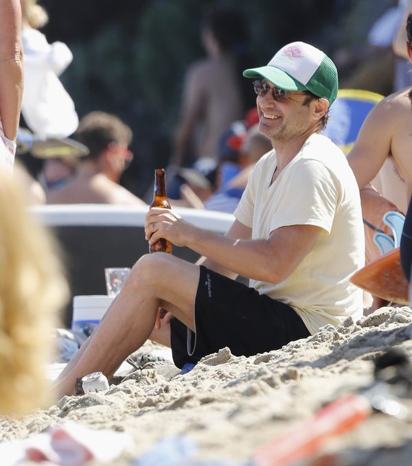 Poznajecie tę przystojną panią? O szok. To David Duchovny! 