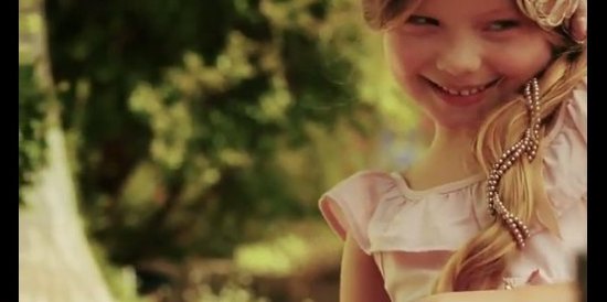 5-letnia Duda Bundchen ma swoją kolekcję ubranek [VIDEO]