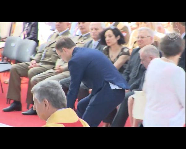 Prezydent Andrzej Duda podniósł z ziemi Hostię (FOTO)