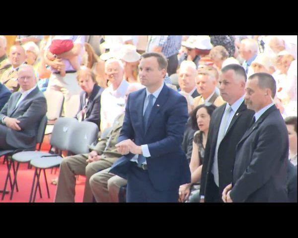 Prezydent Andrzej Duda podniósł z ziemi Hostię (FOTO)