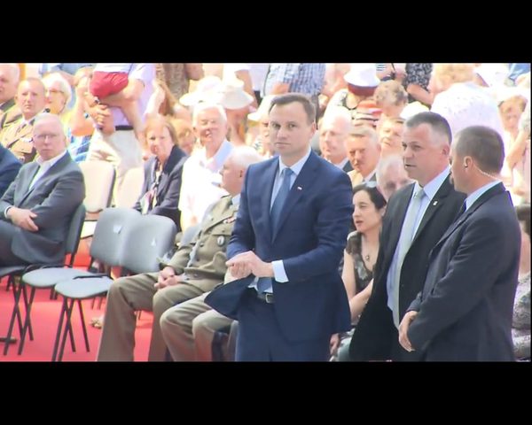 Prezydent Andrzej Duda podniósł z ziemi Hostię (FOTO)