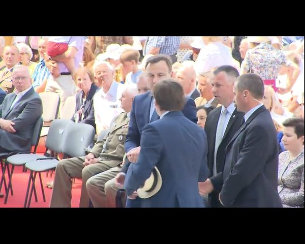 Prezydent Andrzej Duda podniósł z ziemi Hostię (FOTO)
