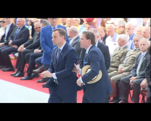 Prezydent Andrzej Duda podniósł z ziemi Hostię (FOTO)