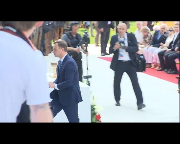Prezydent Andrzej Duda podniósł z ziemi Hostię (FOTO)