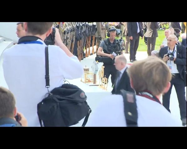 Prezydent Andrzej Duda podniósł z ziemi Hostię (FOTO)