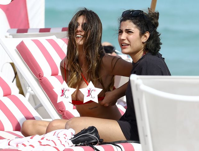 Aida Domenech zmienia kostium kąpielowy na plaży, przy okazji pokazuje biust Aida Domenech zmienia kostium kąpielowy na plaży, przy okazji pokazuje biust