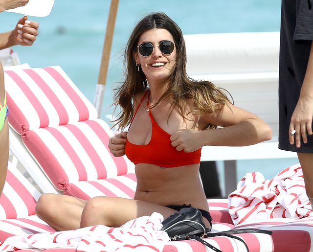 Aida Domenech zmienia kostium kąpielowy na plaży, przy okazji pokazuje biust Aida Domenech zmienia kostium kąpielowy na plaży, przy okazji pokazuje biust