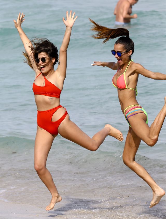 Aida Domenech zmienia kostium kąpielowy na plaży, przy okazji pokazuje biust Aida Domenech zmienia kostium kąpielowy na plaży, przy okazji pokazuje biust