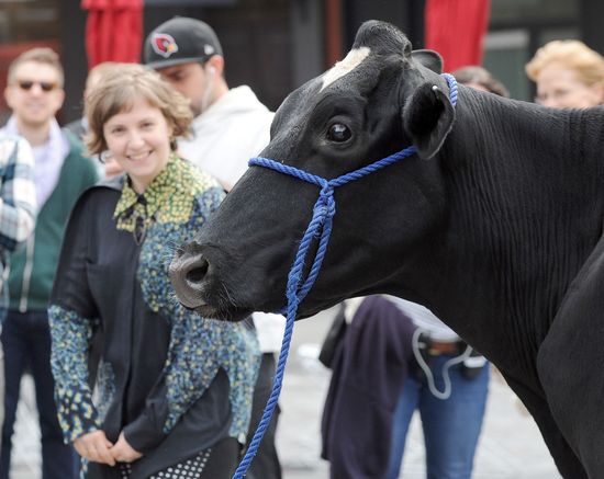 Lena Dunham doiła krowę na Manhattanie! (FOTO)