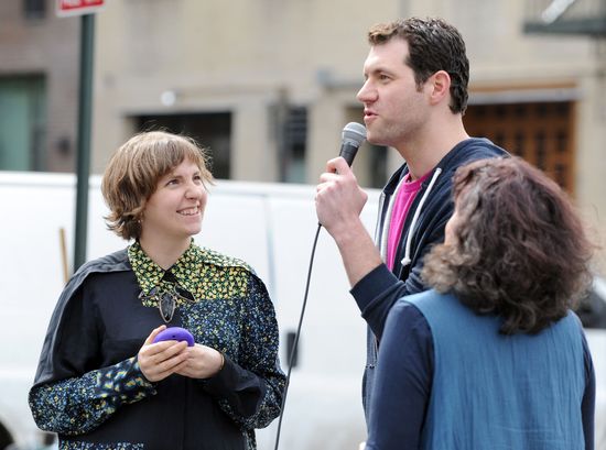 Lena Dunham doiła krowę na Manhattanie! (FOTO)