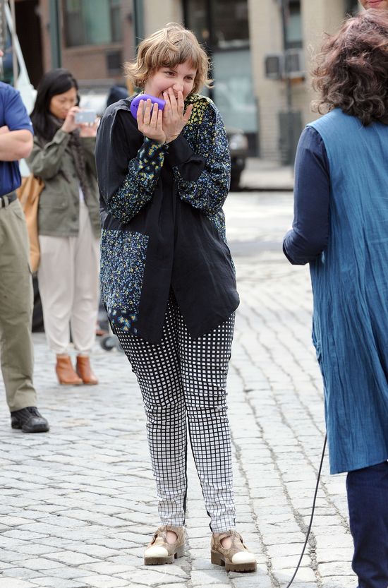 Lena Dunham doiła krowę na Manhattanie! (FOTO)