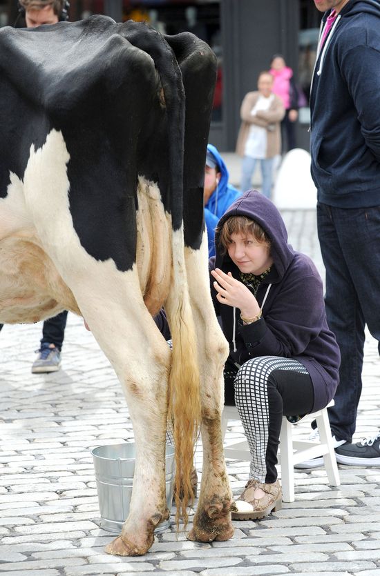 Lena Dunham doiła krowę na Manhattanie! (FOTO)