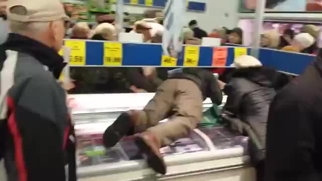 HIT! Brad Pitt poluje na pangę w polskim supermarkecie VIDEO