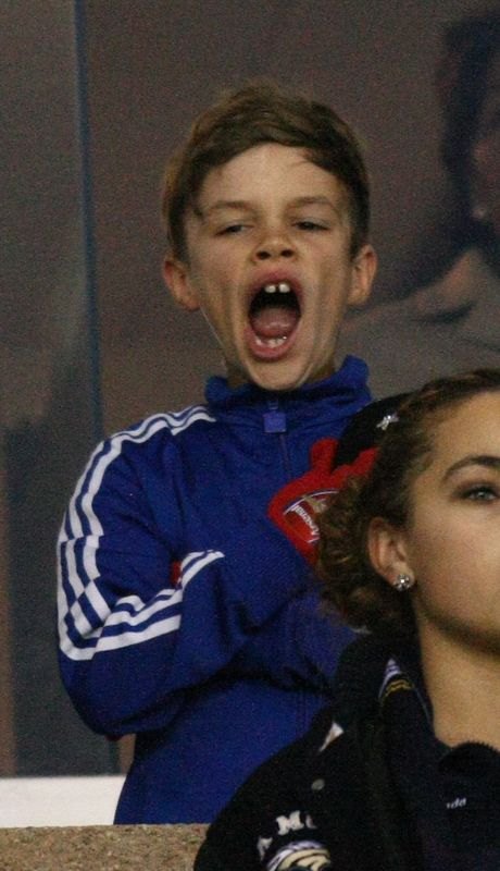  Synowie Beckhamów rozrabiają na meczu (FOTO)