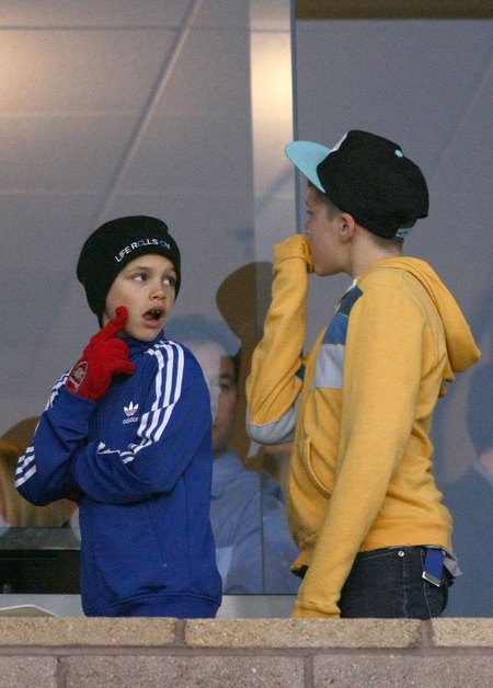  Synowie Beckhamów rozrabiają na meczu (FOTO)