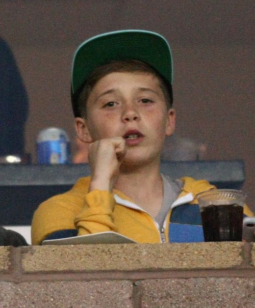  Synowie Beckhamów rozrabiają na meczu (FOTO)