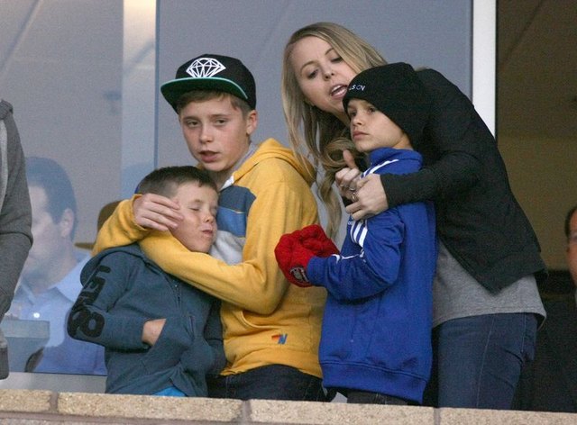  Synowie Beckhamów rozrabiają na meczu (FOTO)