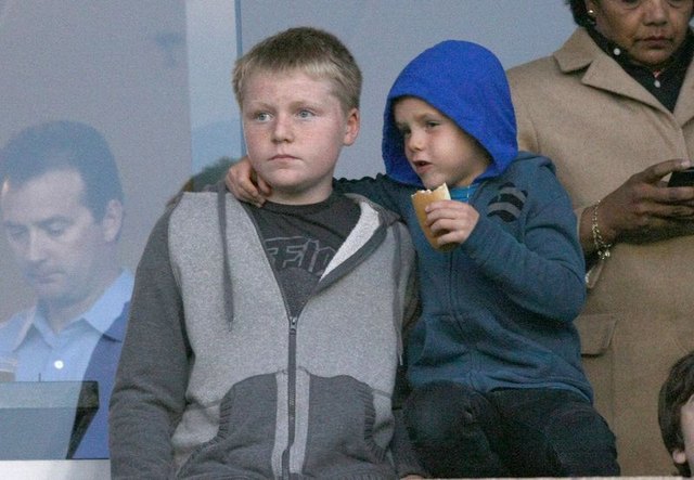  Synowie Beckhamów rozrabiają na meczu (FOTO)