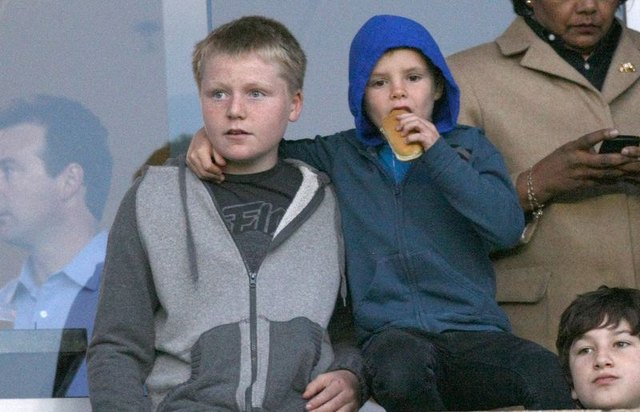  Synowie Beckhamów rozrabiają na meczu (FOTO)