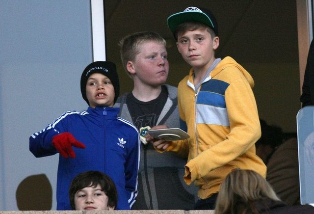  Synowie Beckhamów rozrabiają na meczu (FOTO)