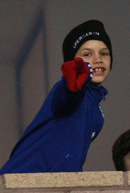  Synowie Beckhamów rozrabiają na meczu (FOTO)