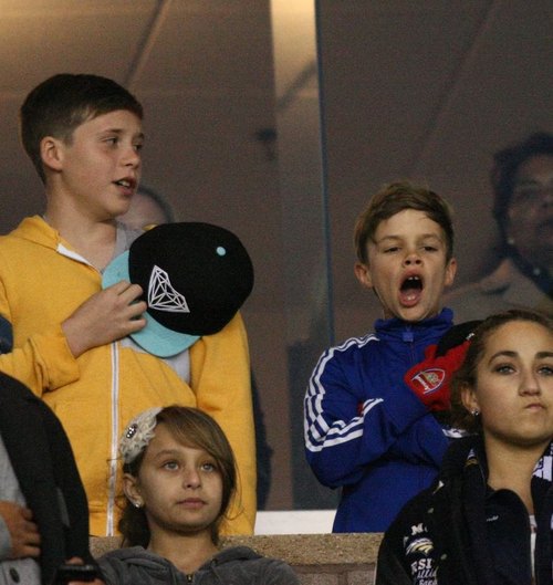  Synowie Beckhamów rozrabiają na meczu (FOTO)